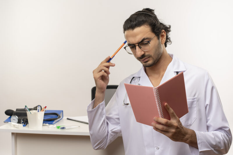 How to Choose Between Emergency Medicine and Critical Care: A Career Planning Guide