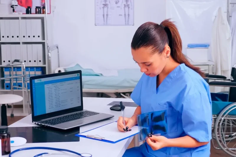 Online Neurology Courses vs. Traditional Training: Which is Right for You?